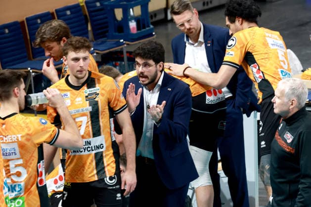 DEU, DVV, 1.VBL, BR Volleys vs. Helios Grizzlys Giesen, 18.01.2026, Max-Schmeling-Halle, Berlin, DEU, DVV, 1.VBL, BR Volleys vs. Helios Grizzlys Giesen, im Bild Trainer Alexandre Leal (BR Volleys), Co-Trainer Markus Steuerwald (BR Volleys)