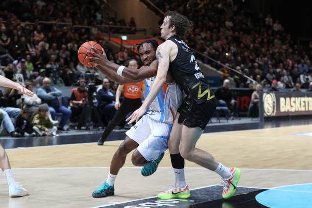 18.01.2026, xgox, Basketball, easyCredit BBL, Basketball Loewen Braunschweig - Science City Jena emspor, v.l. Keith Braxton (Jena, 13), Benjamin Schroeder (Schröder, Braunschweig, 2) Zweikampf, Duell, Kampf, tackle Braunschweig