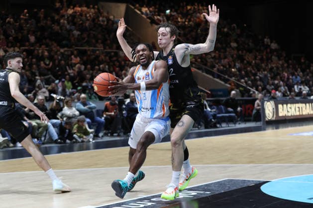 18.01.2026, xgox, Basketball, easyCredit BBL, Basketball Loewen Braunschweig - Science City Jena emspor, v.l. Keith Braxton (Jena, 13), Benjamin Schroeder (Schröder, Braunschweig, 2) Zweikampf, Duell, Kampf, tackle Braunschweig