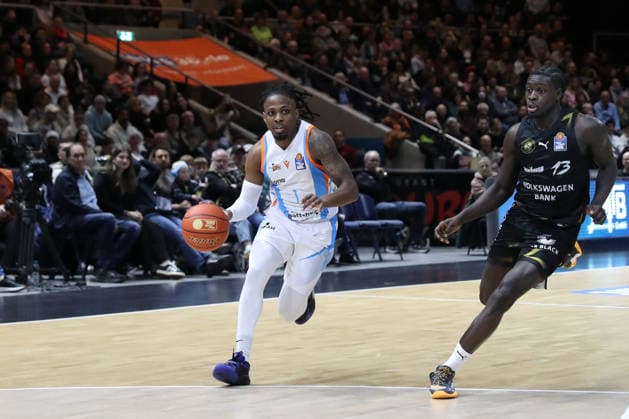 18.01.2026, xgox, Basketball, easyCredit BBL, Basketball Loewen Braunschweig - Science City Jena emspor, v.l. Uchenna Iroegbu (Jena, 1), Barra Njie (Braunschweig, 13) Braunschweig