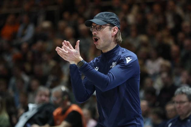 18.01.2026, xgox, Basketball, easyCredit BBL, Basketball Loewen Braunschweig - Science City Jena emspor, v.l. Björn Harmsen (Jena, Trainer) gibt Anweisungen, gestikuliert mit den Armen, gesticulate, gives instructions Braunschweig