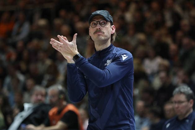 18.01.2026, xgox, Basketball, easyCredit BBL, Basketball Loewen Braunschweig - Science City Jena emspor, v.l. Björn Harmsen (Jena, Trainer) gibt Anweisungen, gestikuliert mit den Armen, gesticulate, gives instructions Braunschweig