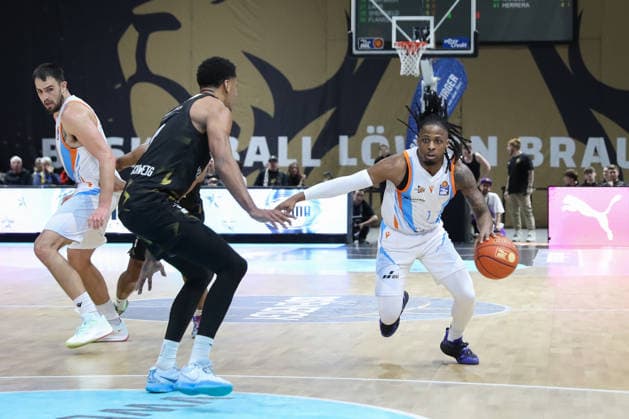 18.01.2026, xgox, Basketball, easyCredit BBL, Basketball Loewen Braunschweig - Science City Jena emspor, v.l. Uchenna Iroegbu (Jena, 1) Braunschweig