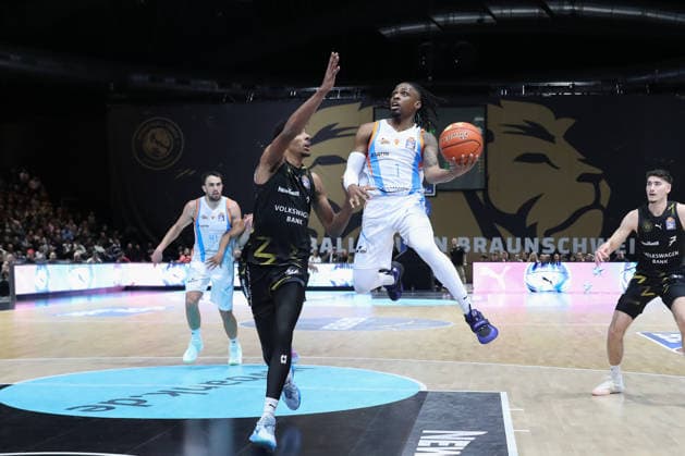 18.01.2026, xgox, Basketball, easyCredit BBL, Basketball Loewen Braunschweig - Science City Jena emspor, v.l. Uchenna Iroegbu (Jena, 1) wirft Korb, wirft, trifft, Korb, Treffer, scores Braunschweig