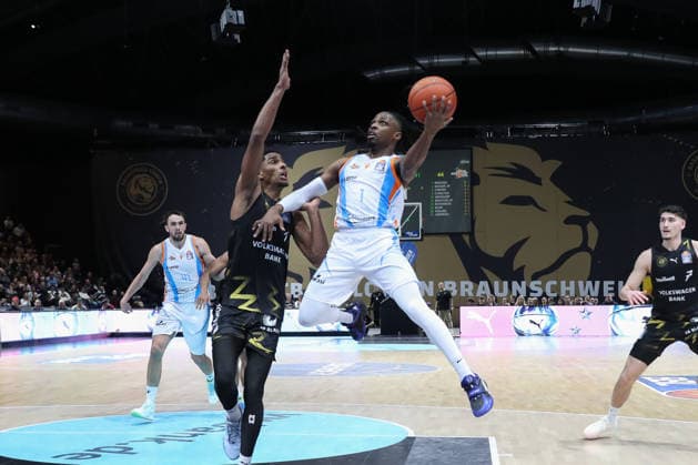 18.01.2026, xgox, Basketball, easyCredit BBL, Basketball Loewen Braunschweig - Science City Jena emspor, v.l. David N Guessan (Braunschweig, 1) Uchenna Iroegbu (Jena, 1) wirft Korb, wirft, trifft, Korb, Treffer, scores Braunschweig