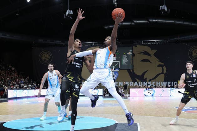 18.01.2026, xgox, Basketball, easyCredit BBL, Basketball Loewen Braunschweig - Science City Jena emspor, v.l. David N Guessan (Braunschweig, 1) Uchenna Iroegbu (Jena, 1) wirft Korb, wirft, trifft, Korb, Treffer, scores Braunschweig