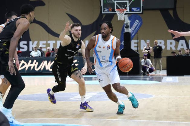 18.01.2026, xgox, Basketball, easyCredit BBL, Basketball Loewen Braunschweig - Science City Jena emspor, v.l. Ferdinand Zylka (Braunschweig, 6), Keith Braxton (Jena, 13) Braunschweig