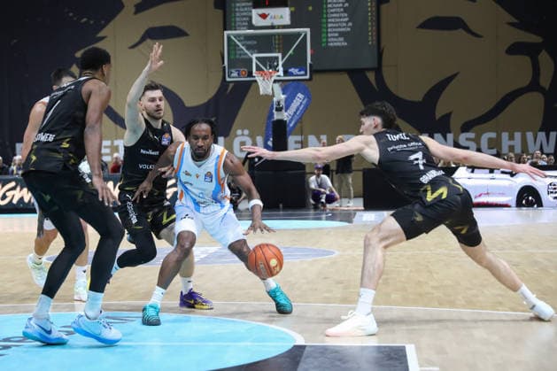 18.01.2026, xgox, Basketball, easyCredit BBL, Basketball Loewen Braunschweig - Science City Jena emspor, v.l. Ferdinand Zylka (Braunschweig, 6), Keith Braxton (Jena, 13) Braunschweig
