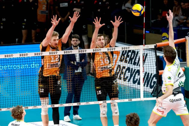 DEU, DVV, 1.VBL, BR Volleys vs. Helios Grizzlys Giesen, 18.01.2026, Max-Schmeling-Halle, Berlin, DEU, DVV, 1.VBL, BR Volleys vs. Helios Grizzlys Giesen, im Bild Florian Krage-Brewitz (BR Volleys 12), Moritz Reichert (BR Volleys 15), Trainer Alexandre Leal (BR Volleys), g