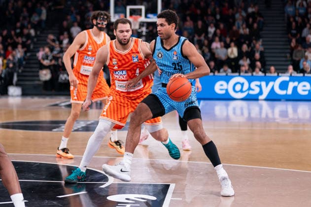 Kenneth Ogbe (Veolia Towers Hamburg, 25) im Dribbling gegen Christopher Ledlum (Ratiopharm Ulm, 04), GER, Veolia Towers Hamburg vs Ratiopharm Ulm, Basketball, Bundesliga, Spieltag 16, Saison 2025 2026, 18.01.2026 GER, Veolia Towers Hamburg vs Ratiopharm Ulm, Basketball, Bundesliga, Spieltag 16, Saison 2025 2026, 18.01.2026 Hamburg Copyright: xEibner-Pressefoto MaxxVincenx EP_MVN