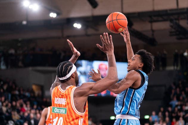 Ross Williams (Veolia Towers Hamburg, 34) beim Korbleger gegen Malik Osborne (Ratiopharm Ulm, 10), GER, Veolia Towers Hamburg vs Ratiopharm Ulm, Basketball, Bundesliga, Spieltag 16, Saison 2025 2026, 18.01.2026 GER, Veolia Towers Hamburg vs Ratiopharm Ulm, Basketball, Bundesliga, Spieltag 16, Saison 2025 2026, 18.01.2026 Hamburg Copyright: xEibner-Pressefoto MaxxVincenx EP_MVN