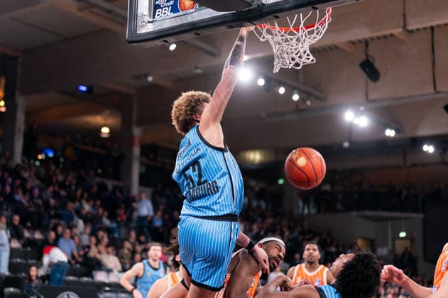 Zacharie Perrin (Veolia Towers Hamburg, 52) beim Dunk, GER, Veolia Towers Hamburg vs Ratiopharm Ulm, Basketball, Bundesliga, Spieltag 16, Saison 2025 2026, 18.01.2026 GER, Veolia Towers Hamburg vs Ratiopharm Ulm, Basketball, Bundesliga, Spieltag 16, Saison 2025 2026, 18.01.2026 Hamburg Copyright: xEibner-Pressefoto MaxxVincenx EP_MVN