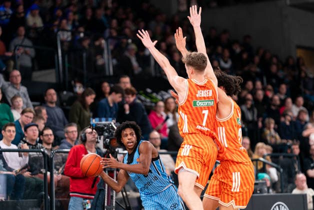 Ross Williams (Veolia Towers Hamburg, 34) Pass, bedraengt von Tobias Jensen (Ratiopharm Ulm, 07) und Alec Anigbata (Ratiopharm Ulm, 21), GER, Veolia Towers Hamburg vs Ratiopharm Ulm, Basketball, Bundesliga, Spieltag 16, Saison 2025 2026, 18.01.2026 GER, Veolia Towers Hamburg vs Ratiopharm Ulm, Basketball, Bundesliga, Spieltag 16, Saison 2025 2026, 18.01.2026 Hamburg Copyright: xEibner-Pressefoto MaxxVincenx EP_MVN