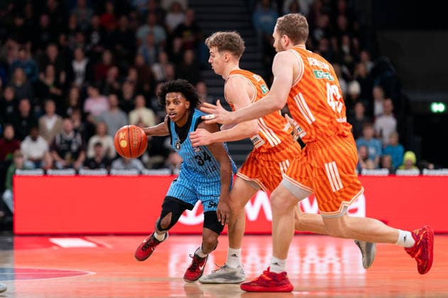 Ross Williams (Veolia Towers Hamburg, 34) im Dribbling gegen Tobias Jensen (Ratiopharm Ulm, 07) und Christian Sengfelder (Ratiopharm Ulm, 43), GER, Veolia Towers Hamburg vs Ratiopharm Ulm, Basketball, Bundesliga, Spieltag 16, Saison 2025 2026, 18.01.2026 GER, Veolia Towers Hamburg vs Ratiopharm Ulm, Basketball, Bundesliga, Spieltag 16, Saison 2025 2026, 18.01.2026 Hamburg Copyright: xEibner-Pressefoto MaxxVincenx EP_MVN
