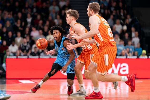 Ross Williams (Veolia Towers Hamburg, 34) im Dribbling gegen Tobias Jensen (Ratiopharm Ulm, 07) und Christian Sengfelder (Ratiopharm Ulm, 43), GER, Veolia Towers Hamburg vs Ratiopharm Ulm, Basketball, Bundesliga, Spieltag 16, Saison 2025 2026, 18.01.2026 GER, Veolia Towers Hamburg vs Ratiopharm Ulm, Basketball, Bundesliga, Spieltag 16, Saison 2025 2026, 18.01.2026 Hamburg Copyright: xEibner-Pressefoto MaxxVincenx EP_MVN