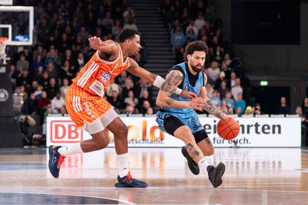 Devon Daniels (Veolia Towers Hamburg, 21) im Dribbling gegen Justin Simon (Ratiopharm Ulm, 15), GER, Veolia Towers Hamburg vs Ratiopharm Ulm, Basketball, Bundesliga, Spieltag 16, Saison 2025 2026, 18.01.2026 GER, Veolia Towers Hamburg vs Ratiopharm Ulm, Basketball, Bundesliga, Spieltag 16, Saison 2025 2026, 18.01.2026 Hamburg Copyright: xEibner-Pressefoto MaxxVincenx EP_MVN