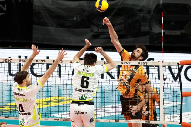 DEU, DVV, 1.VBL, BR Volleys vs. Helios Grizzlys Giesen, 18.01.2026, Max-Schmeling-Halle, Berlin, DEU, DVV, 1.VBL, BR Volleys vs. Helios Grizzlys Giesen, im Bild Jake Hanes (BR Volleys 22), MIGUEL SINFRîNIO (Giesen 4), MARK RURA (Giesen 6)