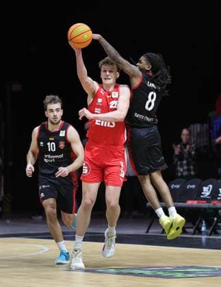 18.01.2026 - Basketball - Saison 2025 2026 - 2. Bundesliga Pro-A - 18. Spieltag: Nürnberg Falcons Basketball Club NBC - Bayer Giants Leverkusen - Sportfoto Zink DaMa - xdaxmax - Tom Stoiber (28, Nürnberg Falcons BC NBC ) Kobe Langley (8, Bayer Giants Leverkusen )
