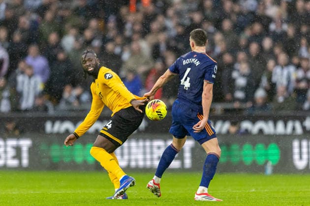 Wolverhampton Wanderers v Newcastle United, Premier League Newcastle United defender Sven Botman (4) battles for possession with Wolverhampton Wanderers forward Tolu Arokodare (14) during the Premier League match between Wolverhampton Wanderers and Newcastle United at Molineux, Wolverhampton, UK on 18 January 2026. Wolverhampton Molineux West Midlands UK Editorial use only DataCo restrictions apply See www.football-dataco.com , Copyright: xManjitxNarotrax PSI-23598-0040