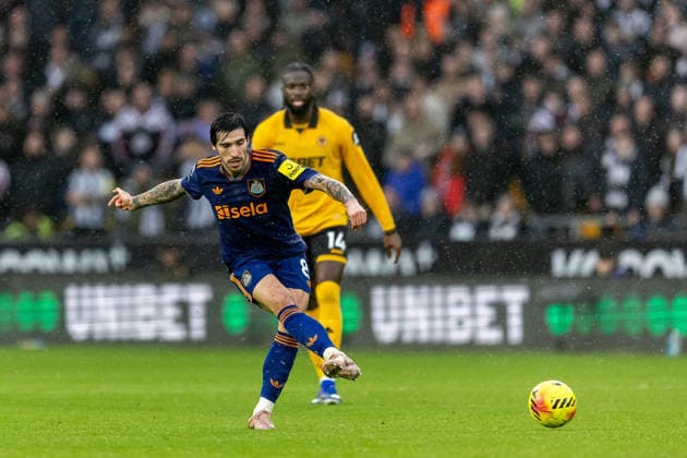 Wolverhampton Wanderers v Newcastle United, Premier League Newcastle United midfielder Sandro Tonali (8) plays a pass during the Premier League match between Wolverhampton Wanderers and Newcastle United at Molineux, Wolverhampton, UK on 18 January 2026. Wolverhampton Molineux West Midlands UK Editorial use only DataCo restrictions apply See www.football-dataco.com , Copyright: xManjitxNarotrax PSI-23598-0041