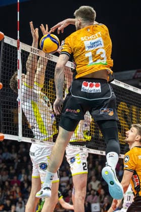 18.01.26, Berlin, Volleyball, 17. Spieltag, Berlin Recycling Volleys - Helios Grizzlys Giesen. Ruben Schott (BR Volleys) spielt den Ball ueber das Netz. Recycling Volleys - Helios Grizzlys Giesen