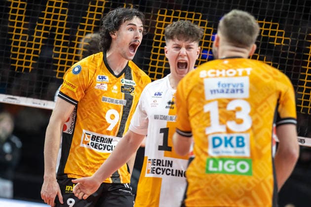 18.01.26, Berlin, Volleyball, 17. Spieltag, Berlin Recycling Volleys - Helios Grizzlys Giesen. Nolan Flexen (BR Volleys) und Maximilian Treiter (BR Volleys) freuen sich ueber den Punkt. Recycling Volleys - Helios Grizzlys Giesen