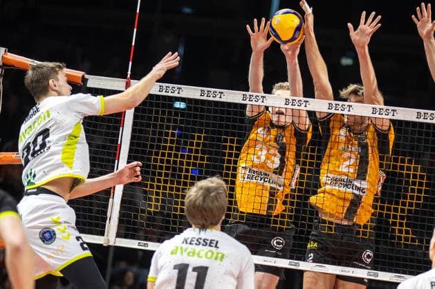 18.01.26, Berlin, Volleyball, 17. Spieltag, Berlin Recycling Volleys - Helios Grizzlys Giesen. Lars Migge (Helios Grizzlys Giesen) spielt den Ball gegen den Block von Fedor Ivanov (BR Volleys) und Matthew Knigge (BR Volleys). Recycling Volleys - Helios Grizzlys Giesen