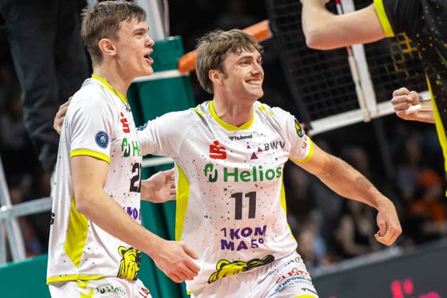 18.01.26, Berlin, Volleyball, 17. Spieltag, Berlin Recycling Volleys - Helios Grizzlys Giesen. Lars Migge (Helios Grizzlys Giesen) und Cody Kessel (Helios Grizzlys Giesen) freuen sich ueber den erspielten Punkt. Recycling Volleys - Helios Grizzlys Giesen