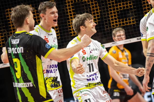 18.01.26, Berlin, Volleyball, 17. Spieltag, Berlin Recycling Volleys - Helios Grizzlys Giesen. Lars Migge (Helios Grizzlys Giesen) und Cody Kessel (Helios Grizzlys Giesen) freuen sich ueber den erspielten Punkt. Recycling Volleys - Helios Grizzlys Giesen