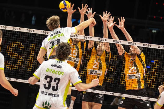 18.01.26, Berlin, Volleyball, 17. Spieltag, Berlin Recycling Volleys - Helios Grizzlys Giesen. Cody Kessel (Helios Grizzlys Giesen) spielt den Ball ueber das Netz. Recycling Volleys - Helios Grizzlys Giesen