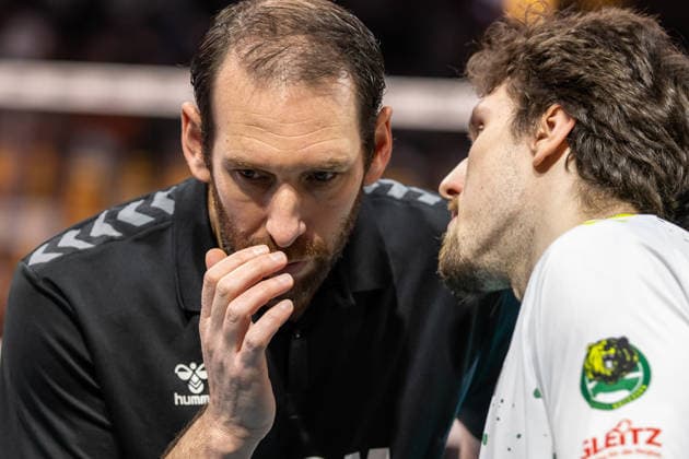 18.01.26, Berlin, Volleyball, 17. Spieltag, Berlin Recycling Volleys - Helios Grizzlys Giesen. Itamar Stein (Helios Grizzlys Giesen) besricht sich mit seinem Spieler. Recycling Volleys - Helios Grizzlys Giesen