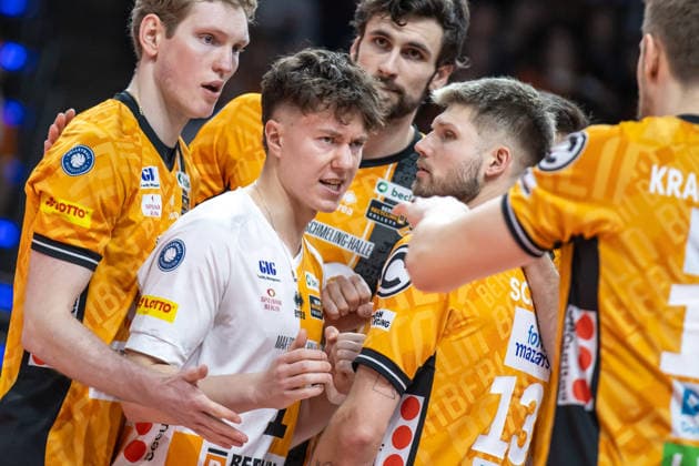 18.01.26, Berlin, Volleyball, 17. Spieltag, Berlin Recycling Volleys - Helios Grizzlys Giesen. Maximilian Treiter (BR Volleys) freut sich mit seinen Mannschaftskollegen ueber den Punkt. Recycling Volleys - Helios Grizzlys Giesen