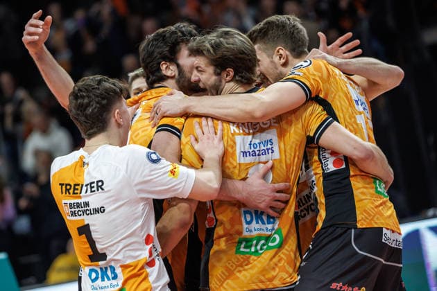 18.01.26, Berlin, Volleyball, 17. Spieltag, Berlin Recycling Volleys - Helios Grizzlys Giesen. Matthew Knigge (BR Volleys) freut sich mit seinen Mannschaftskollegenueber den Punktgewinn. Recycling Volleys - Helios Grizzlys Giesen