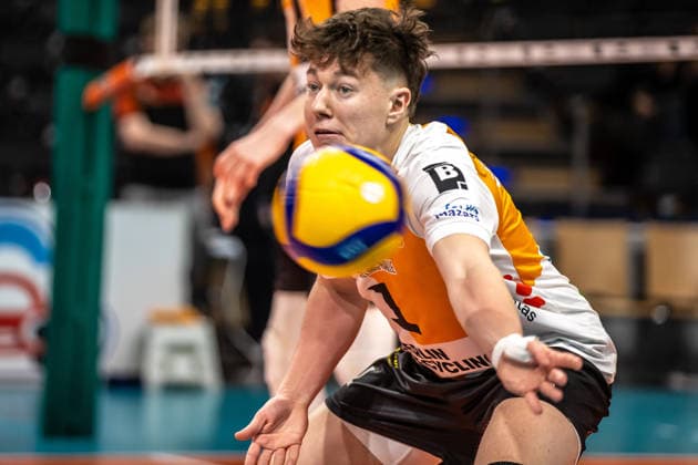 18.01.26, Berlin, Volleyball, 17. Spieltag, Berlin Recycling Volleys - Helios Grizzlys Giesen. Maximilian Treiter (BR Volleys) ni mt den Ball an. Recycling Volleys - Helios Grizzlys Giesen