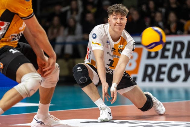 18.01.26, Berlin, Volleyball, 17. Spieltag, Berlin Recycling Volleys - Helios Grizzlys Giesen. Maximilian Treiter (BR Volleys) ni mt den Ball an. Recycling Volleys - Helios Grizzlys Giesen