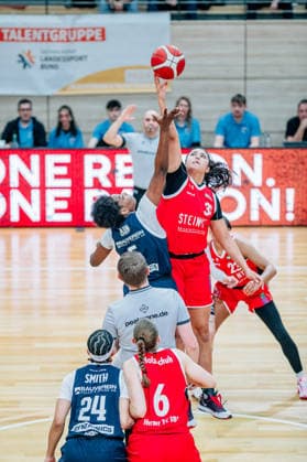 BB-1BL Damen Syntainics MBC Lions - Herner TC Khalis Cain (GISA Lions MBC), Olivia Irene Olsen (Herner TC) waehrend der Saison 2025-2026 in der DBBL Toyota Bundesliga Syntainics MBC Lions und Herner TC in der SWH Arena am 18. January 2026 in Halle Saale, Sachsen Anhalt, Deutschland