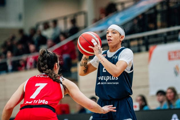 BB-1BL Damen Syntainics MBC Lions - Herner TC Liz Smith (GISA Lions MBC), Jennifer Crowder (Herner TC) waehrend der Saison 2025-2026 in der DBBL Toyota Bundesliga Syntainics MBC Lions und Herner TC in der SWH Arena am 18. January 2026 in Halle Saale, Sachsen Anhalt, Deutschland