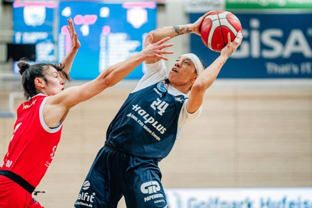 BB-1BL Damen Syntainics MBC Lions - Herner TC Liz Smith (GISA Lions MBC), Jennifer Crowder (Herner TC) waehrend der Saison 2025-2026 in der DBBL Toyota Bundesliga Syntainics MBC Lions und Herner TC in der SWH Arena am 18. January 2026 in Halle Saale, Sachsen Anhalt, Deutschland
