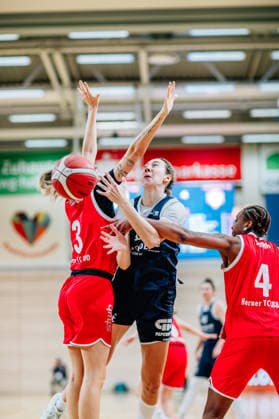 BB-1BL Damen Syntainics MBC Lions - Herner TC Sona Svetlikova (GISA Lions MBC), Sofie Fuglsang Olsen (Herner TC), Zoesha Smith (Herner TC) waehrend der Saison 2025-2026 in der DBBL Toyota Bundesliga Syntainics MBC Lions und Herner TC in der SWH Arena am 18. January 2026 in Halle Saale, Sachsen Anhalt, Deutschland