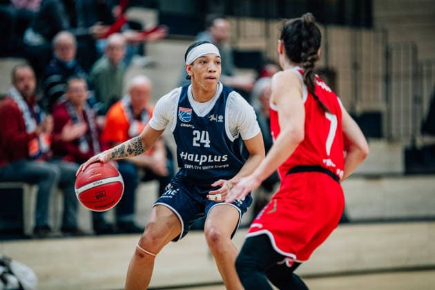 BB-1BL Damen Syntainics MBC Lions - Herner TC Liz Smith (GISA Lions MBC), Jennifer Crowder (Herner TC) waehrend der Saison 2025-2026 in der DBBL Toyota Bundesliga Syntainics MBC Lions und Herner TC in der SWH Arena am 18. January 2026 in Halle Saale, Sachsen Anhalt, Deutschland