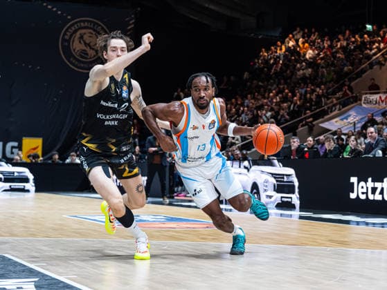 Keith Braxton Jr. (Science City Jena, 13) im Zweikampf gegen Benny Schroeder (Basketball Loewen Braunschweig, 02) Basketball Loewen Braunschweig vs. Science City Jena, Basketball, easyCredit Basketball Bundesliga, 16. Spieltag, Saison 2025 2026, 18.01.2026 Basketball Loewen Braunschweig vs. Science City Jena, Basketball, easyCredit Basketball Bundesliga, 16. Spieltag, Saison 2025 2026, 18.01.2026 Braunschweig Copyright: xEibner-Pressefoto DamianxKruczynx EP_DKI