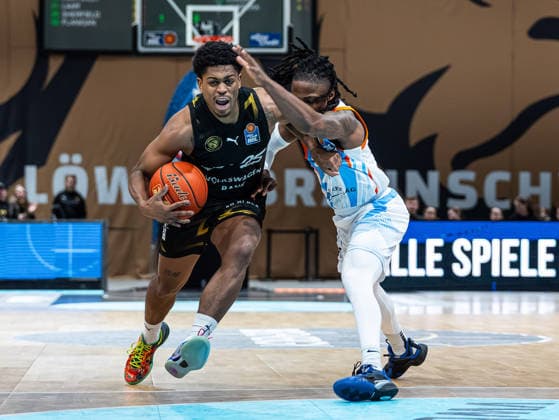 Grant Sherfield (Basketball Loewen Braunschweig, 25) im Zweikampf gegen Uchenna Iroegbu (Science City Jena, 01) Basketball Loewen Braunschweig vs. Science City Jena, Basketball, easyCredit Basketball Bundesliga, 16. Spieltag, Saison 2025 2026, 18.01.2026 Basketball Loewen Braunschweig vs. Science City Jena, Basketball, easyCredit Basketball Bundesliga, 16. Spieltag, Saison 2025 2026, 18.01.2026 Braunschweig Copyright: xEibner-Pressefoto DamianxKruczynx EP_DKI