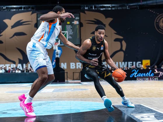 David N Guessan (Basketball Loewen Braunschweig, 01) im Zweikampf gegen William McNair Jr. (Science City Jena, 03) Basketball Loewen Braunschweig vs. Science City Jena, Basketball, easyCredit Basketball Bundesliga, 16. Spieltag, Saison 2025 2026, 18.01.2026 Basketball Loewen Braunschweig vs. Science City Jena, Basketball, easyCredit Basketball Bundesliga, 16. Spieltag, Saison 2025 2026, 18.01.2026 Braunschweig Copyright: xEibner-Pressefoto DamianxKruczynx EP_DKI