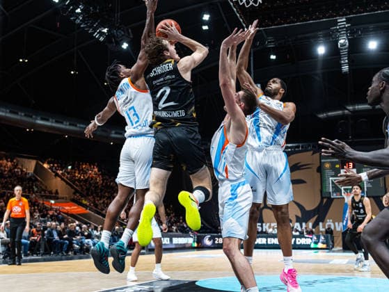 Benny Schroeder (Basketball Loewen Braunschweig, 02) springt zum Korb. Keith Braxton Jr. (Science City Jena, 13) versucht zu blocken Basketball Loewen Braunschweig vs. Science City Jena, Basketball, easyCredit Basketball Bundesliga, 16. Spieltag, Saison 2025 2026, 18.01.2026 Basketball Loewen Braunschweig vs. Science City Jena, Basketball, easyCredit Basketball Bundesliga, 16. Spieltag, Saison 2025 2026, 18.01.2026 Braunschweig Copyright: xEibner-Pressefoto DamianxKruczynx EP_DKI