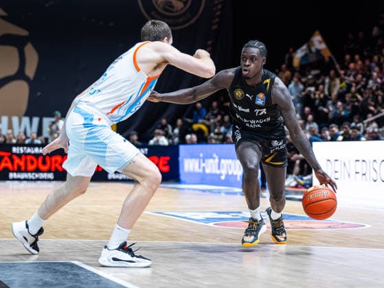 Barra Njie (Basketball Loewen Braunschweig, 13) im Zweikampf gegen Lorenz Bank (Science City Jena, 25) Basketball Loewen Braunschweig vs. Science City Jena, Basketball, easyCredit Basketball Bundesliga, 16. Spieltag, Saison 2025 2026, 18.01.2026 Basketball Loewen Braunschweig vs. Science City Jena, Basketball, easyCredit Basketball Bundesliga, 16. Spieltag, Saison 2025 2026, 18.01.2026 Braunschweig Copyright: xEibner-Pressefoto DamianxKruczynx EP_DKI