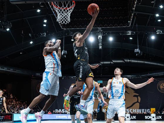 Grant Sherfield (Basketball Loewen Braunschweig, 25) wirft zum Korb Basketball Loewen Braunschweig vs. Science City Jena, Basketball, easyCredit Basketball Bundesliga, 16. Spieltag, Saison 2025 2026, 18.01.2026 Basketball Loewen Braunschweig vs. Science City Jena, Basketball, easyCredit Basketball Bundesliga, 16. Spieltag, Saison 2025 2026, 18.01.2026 Braunschweig Copyright: xEibner-Pressefoto DamianxKruczynx EP_DKI