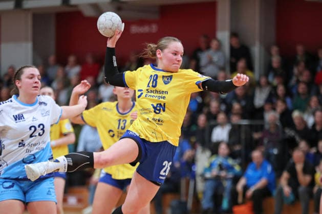 Handball, 2. Alsco HBF: HC Leipzig - TuS Lintfort; 18.01.2026 Lara Tauchmann (28, HC Leipzig) entwischt Jana Willing (23, TuS Lintfort). 2. Alsco Handball Bundesliga Frauen, HBF, Saison 2025 2026, 14. Spieltag: HC Leipzig vs. TuS Lintfort am 18.01.2026 in der Sporthalle Brüderstraße Leipzig. Copyright: xBEAUTIFULxSPORTS JanxKaeferx