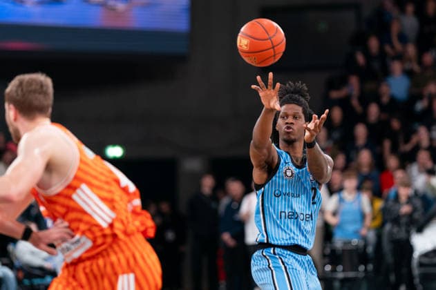 Leonard Thorpe Jr. (Veolia Towers Hamburg, 02) beim Pass, GER, Veolia Towers Hamburg vs Ratiopharm Ulm, Basketball, Bundesliga, Spieltag 16, Saison 2025 2026, 18.01.2026 GER, Veolia Towers Hamburg vs Ratiopharm Ulm, Basketball, Bundesliga, Spieltag 16, Saison 2025 2026, 18.01.2026 Hamburg Copyright: xEibner-Pressefoto MaxxVincenx EP_MVN