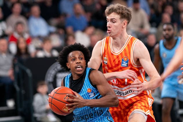 Ross Williams (Veolia Towers Hamburg, 34) im Dribbling gegen Tobias Jensen (Ratiopharm Ulm, 07), GER, Veolia Towers Hamburg vs Ratiopharm Ulm, Basketball, Bundesliga, Spieltag 16, Saison 2025 2026, 18.01.2026 GER, Veolia Towers Hamburg vs Ratiopharm Ulm, Basketball, Bundesliga, Spieltag 16, Saison 2025 2026, 18.01.2026 Hamburg Copyright: xEibner-Pressefoto MaxxVincenx EP_MVN