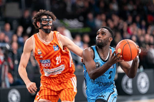 Osaro Rich (Veolia Towers Hamburg, 03) im Dribbling gegen Alec Anigbata (Ratiopharm Ulm, 21), GER, Veolia Towers Hamburg vs Ratiopharm Ulm, Basketball, Bundesliga, Spieltag 16, Saison 2025 2026, 18.01.2026 GER, Veolia Towers Hamburg vs Ratiopharm Ulm, Basketball, Bundesliga, Spieltag 16, Saison 2025 2026, 18.01.2026 Hamburg Copyright: xEibner-Pressefoto MaxxVincenx EP_MVN